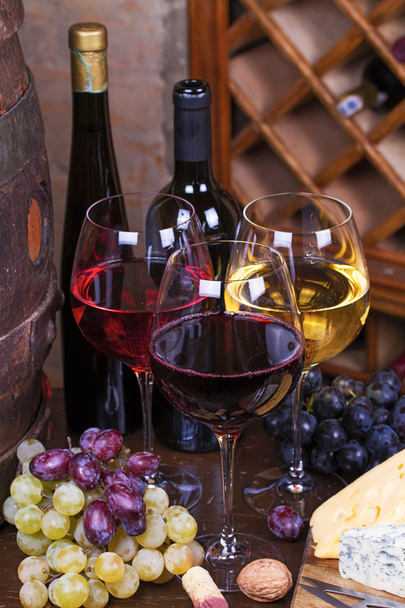 Красные, розовые и белые бокалы и бутылки вина
 - Фото, изображение