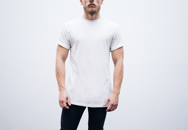 Man wearing tshirt and blue jeans - Foto, afbeelding