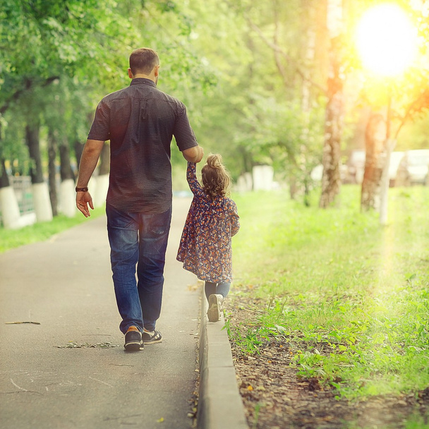 Dad walks with her daughter in the park - Fotoğraf, Görsel