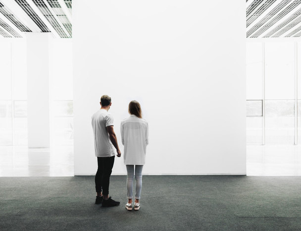 Man and woman walking through the gallery - Foto, Imagen