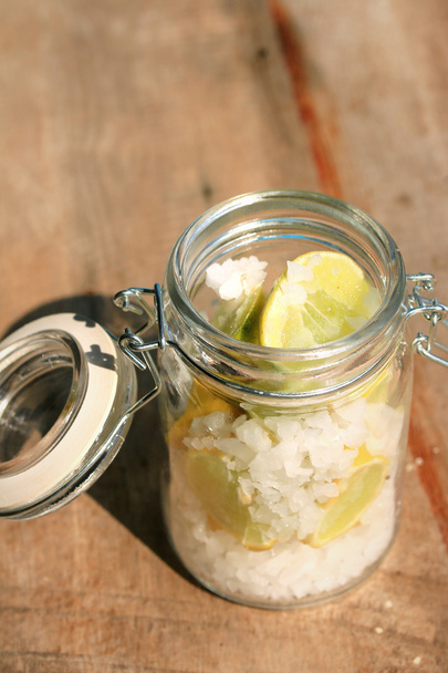 limão fatiado com sal
 - Foto, Imagem