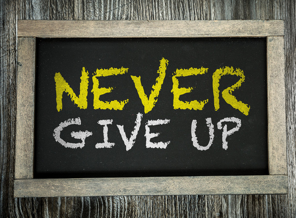 Nooit Give Up op schoolbord - Foto, afbeelding