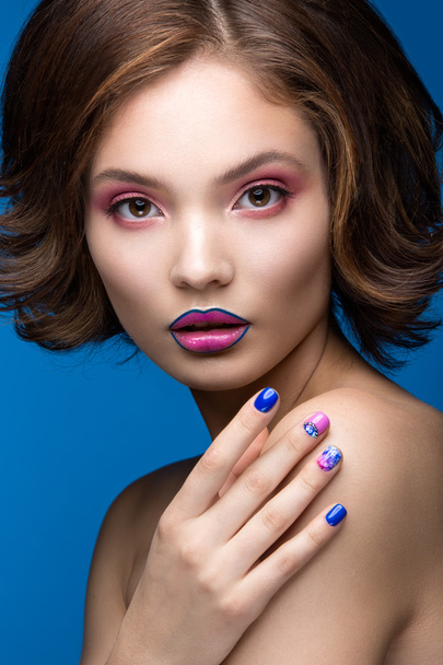 Beautiful model girl with bright makeup and colored  nail polish. Beauty face. Short colorful nails - Fotoğraf, Görsel