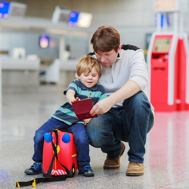Isä ja pieni poika lentokentällä
 - Valokuva, kuva