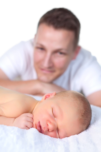 Vater beobachtet neugeborenes Baby - Foto, Bild