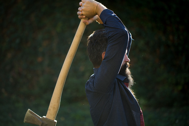 Man with sharp axe - Φωτογραφία, εικόνα