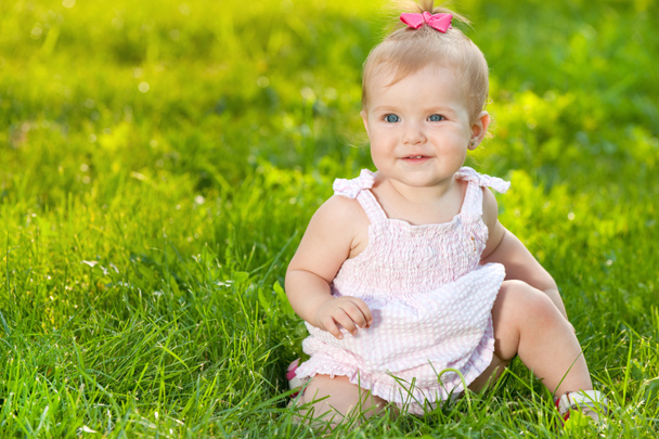 Cheerful little girl in the park - Foto, Imagem