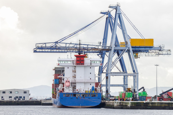 carga de buques en el puerto
 - Foto, imagen
