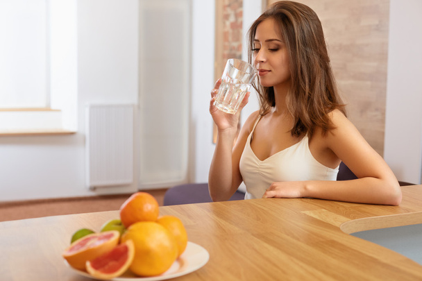 Young Woman with glass of Water. Healthy Lifestyle - Foto, Imagem