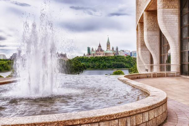 Fontein, Parlement van Ottawa op achtergrond - Foto, afbeelding