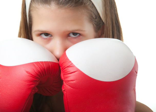 Красивая девушка-подросток позирует в боксёрских перчатках, изолированных на белом
 - Фото, изображение
