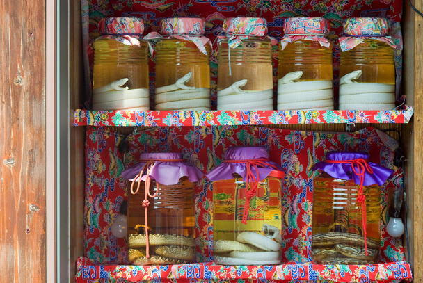 Serpientes Habu en frascos de alcohol
 - Foto, imagen
