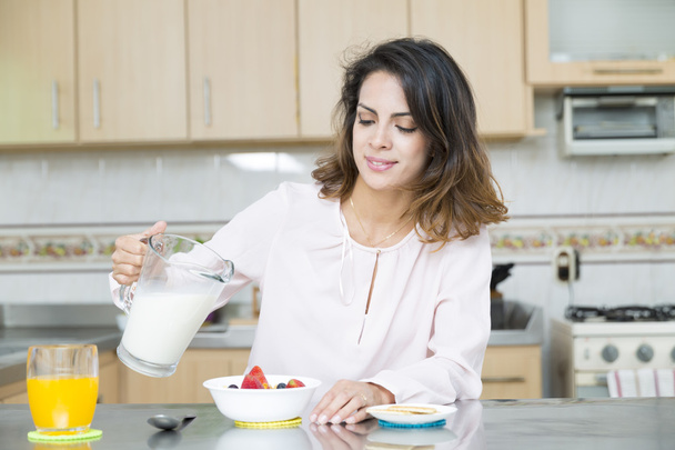 Attractive woman having breakfast - Foto, immagini