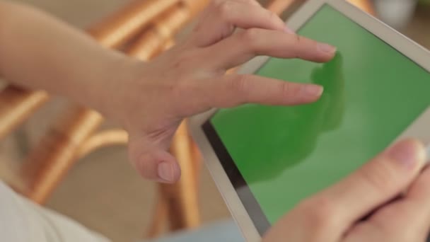 Femme mains touchant, défilant, zoom avant, zoom arrière tablet.green écran d'affichage
 - Séquence, vidéo