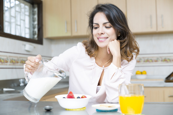 Mulher atraente tomando café da manhã
 - Foto, Imagem