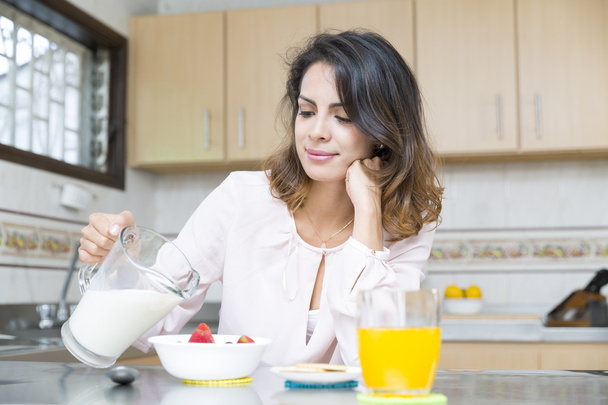 Attractive woman having breakfast - Foto, imagen