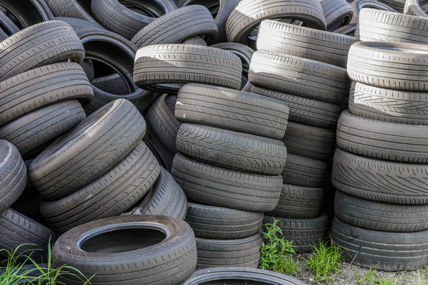 old tires in a landfill - Foto, Imagen