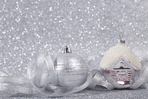 Красиві срібні різдвяні кульки на блискучому фоні з простором для копіювання
 - Фото, зображення