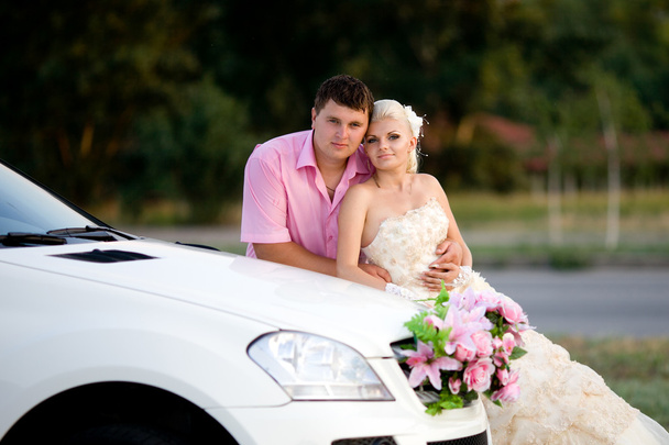 Brautpaar in der Nähe des Autos - Foto, Bild