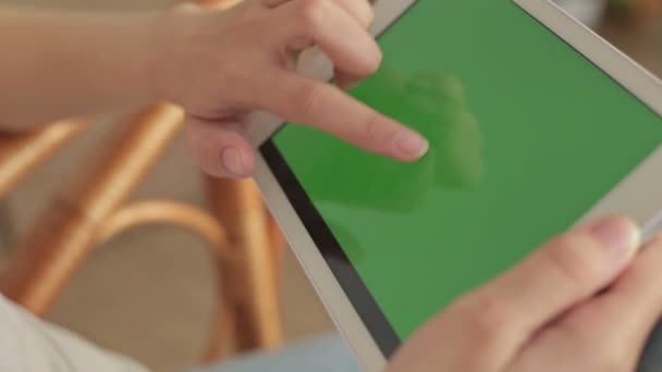 Femme mains touchant, défilant, zoom avant, zoom arrière tablet.green écran d'affichage
 - Séquence, vidéo
