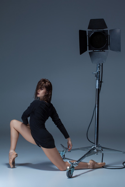 A bela bailarina posando no fundo azul dack
 - Foto, Imagem