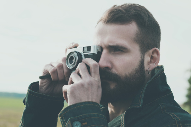 man holding retro camera - Foto, afbeelding