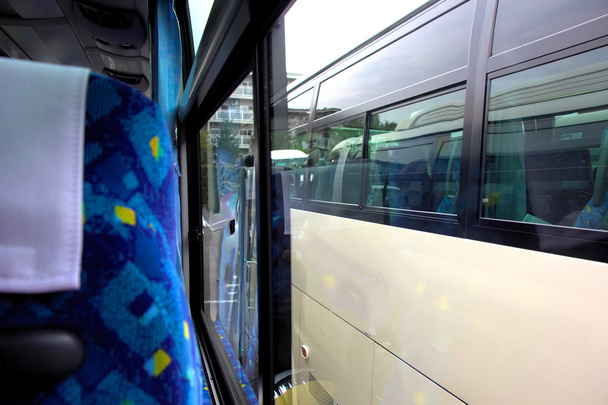El asiento trasero de un autobús turístico
 - Foto, imagen