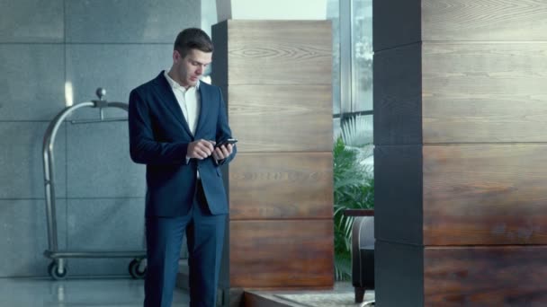 ビジネスマンが携帯電話で話す - 映像、動画