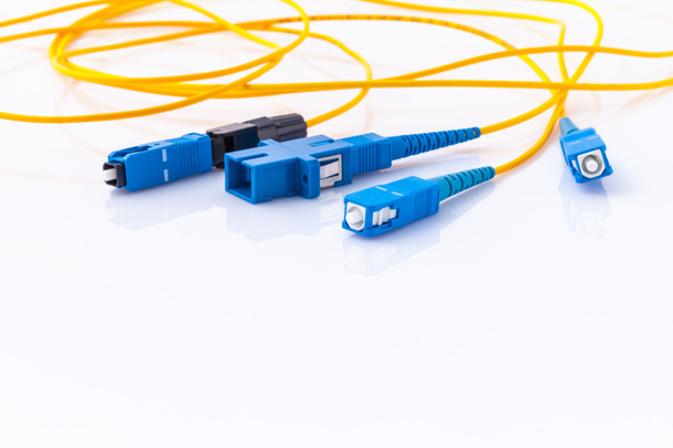 Conectores de fibra óptica foto simbólica para una conexión rápida a Internet
 - Foto, imagen