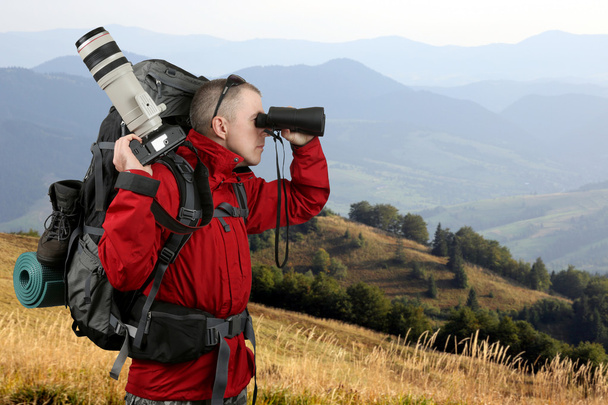 обладнаний мандрівним фотографом у червоній куртці
 - Фото, зображення