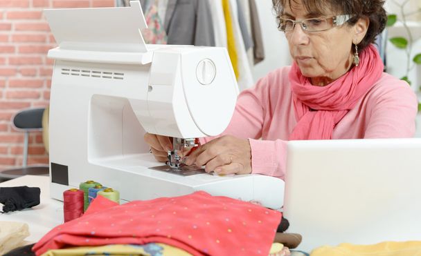 Dressmaker kobieta pracuje z maszyny do szycia - Zdjęcie, obraz