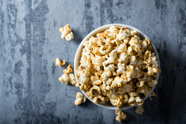 Popcorn z karmelu w misce - Zdjęcie, obraz