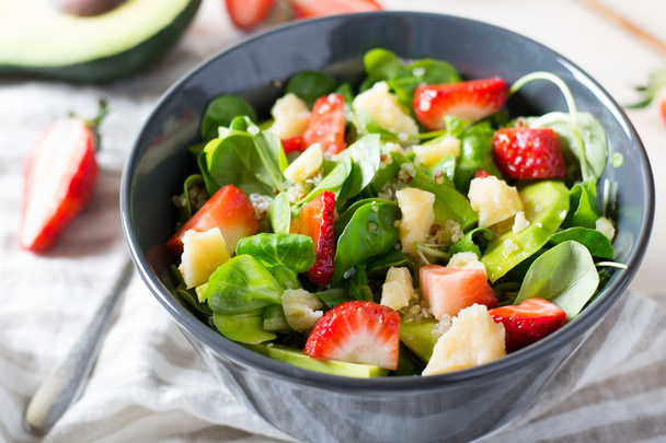 Salat mit Erdbeeren und Quinoa - Foto, Bild