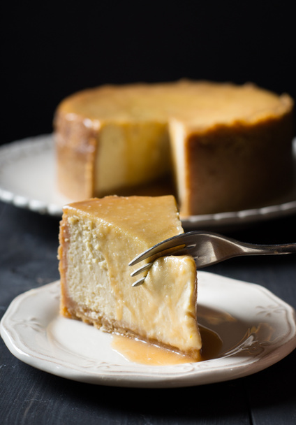 zelfgemaakte karamel cheesecake - Foto, afbeelding