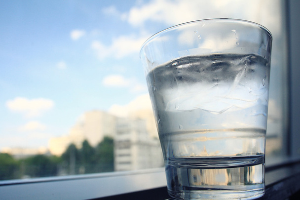 egy pohár víz az asztalon - Fotó, kép