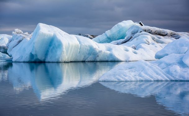 Hielo azul en Icelake Jokulsarlon. Islandia
 - Foto, Imagen