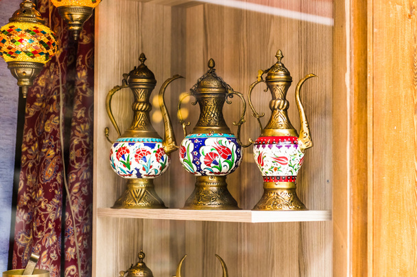 イスタンブールのバザールの銅の伝統的なペッパーミル - 写真・画像