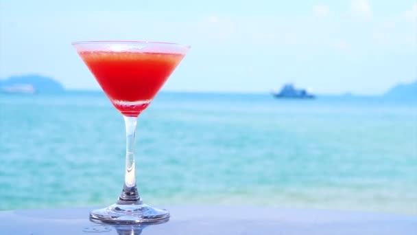 cóctel rojo en la playa tropical de verano
 - Metraje, vídeo