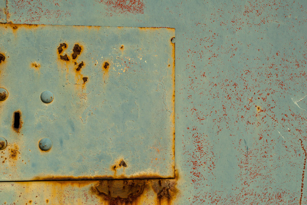 ruosteisen raudan pinta, jossa on jäänteitä vanhasta maalikerroksesta - Valokuva, kuva