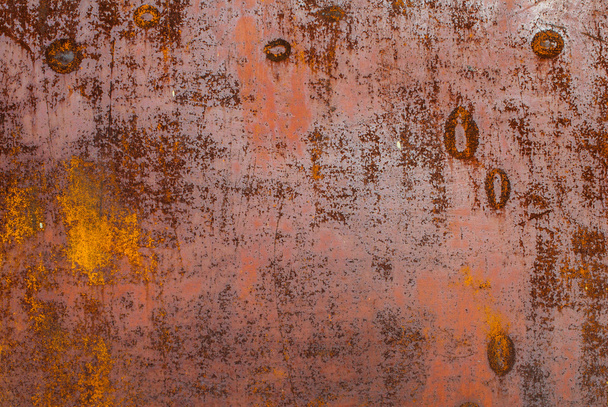 Paslı demir yüzeyi ve eski boya dokusu kalıntıları. - Fotoğraf, Görsel