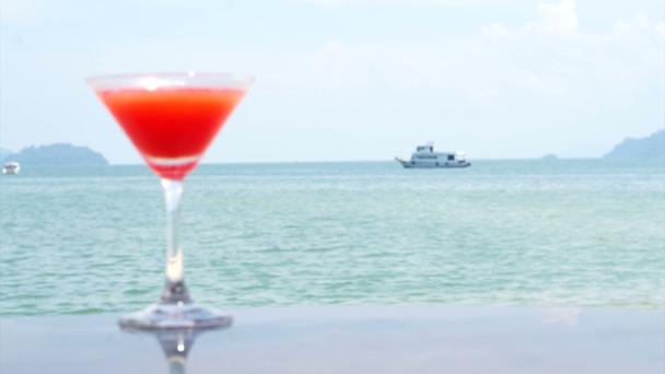 красный коктейль на летнем тропическом пляже
 - Кадры, видео