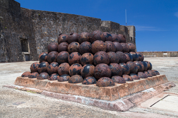 Haufen alter Kanonenkugeln in castillo san felipe del morro - Foto, Bild