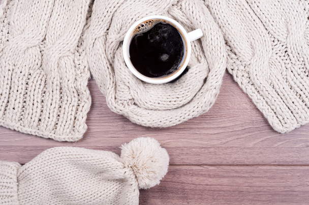 Handmade knitted wool scarf and cap. Winter clothes. Hot coffee - Foto, Imagem