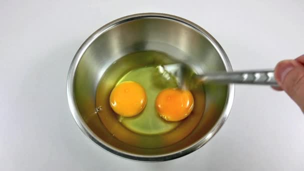Batir los huevos en el bowl (1
) - Imágenes, Vídeo