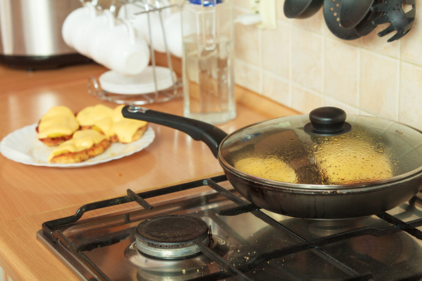Freír chuleta de pollo con piñas y queso
. - Foto, imagen
