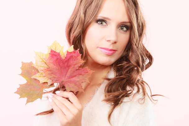 Прекрасна дівчина з кленовим листям в руці
 - Фото, зображення