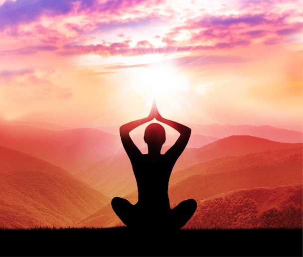 Meditatie. Silhouet van de mens in de bergen - Foto, afbeelding