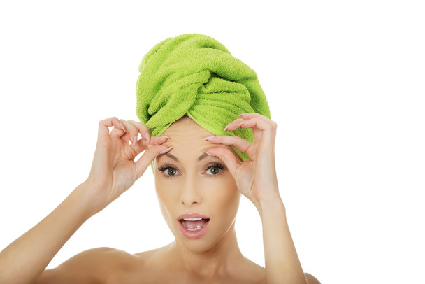 Woman checking wrinkles on her forehead. - Foto, Imagem