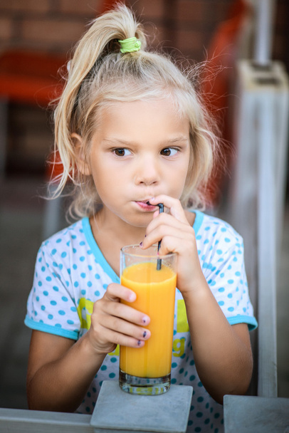 neşeli kız meyve suyu içecek - Fotoğraf, Görsel