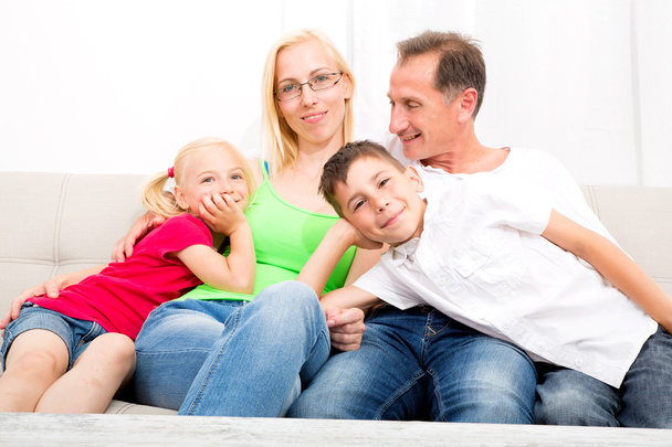 Счастливая семья на диване
 - Фото, изображение